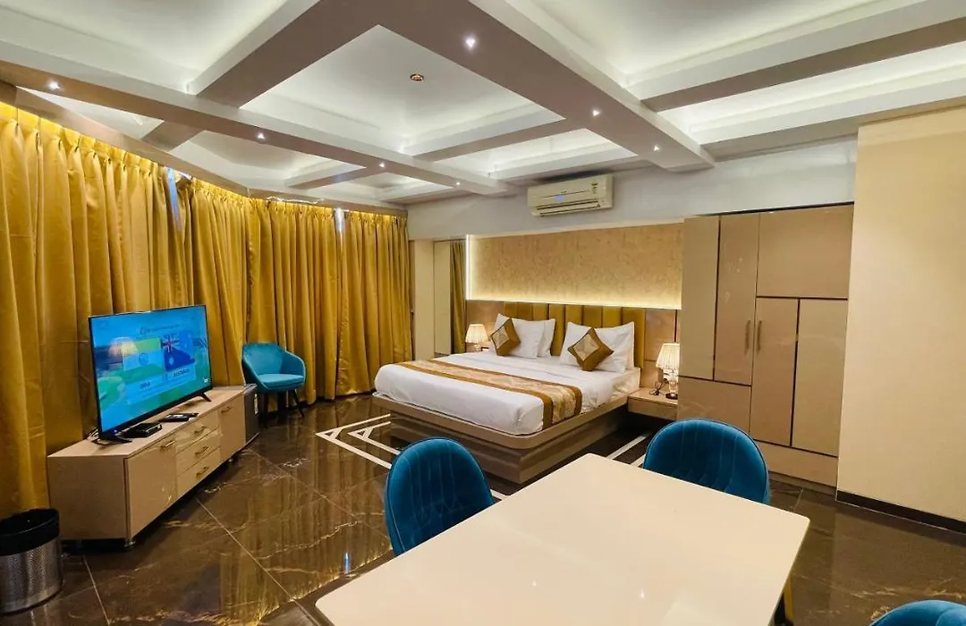 Home2 Renaissance Club فندق