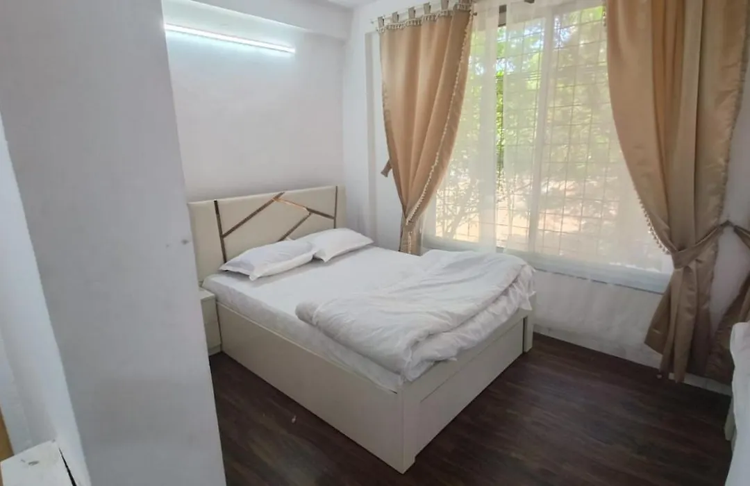 Spacious For 6 In Near Kokilaben Hospital, Andheri West *