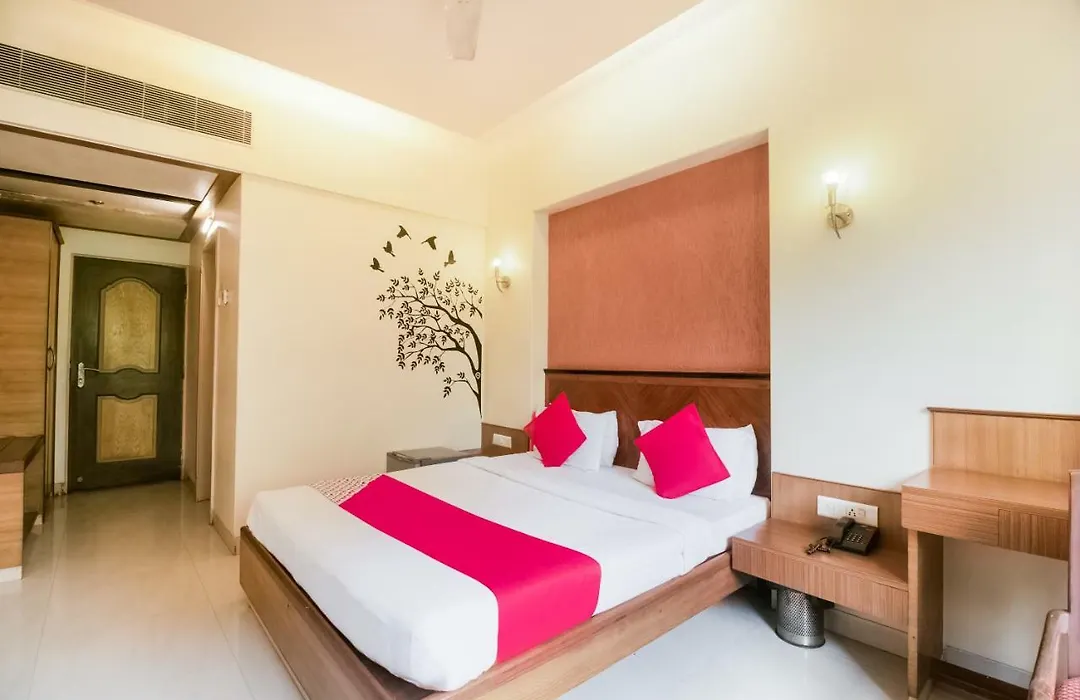 Oyo 41076 Dhiraj Residency Deluxe 3*